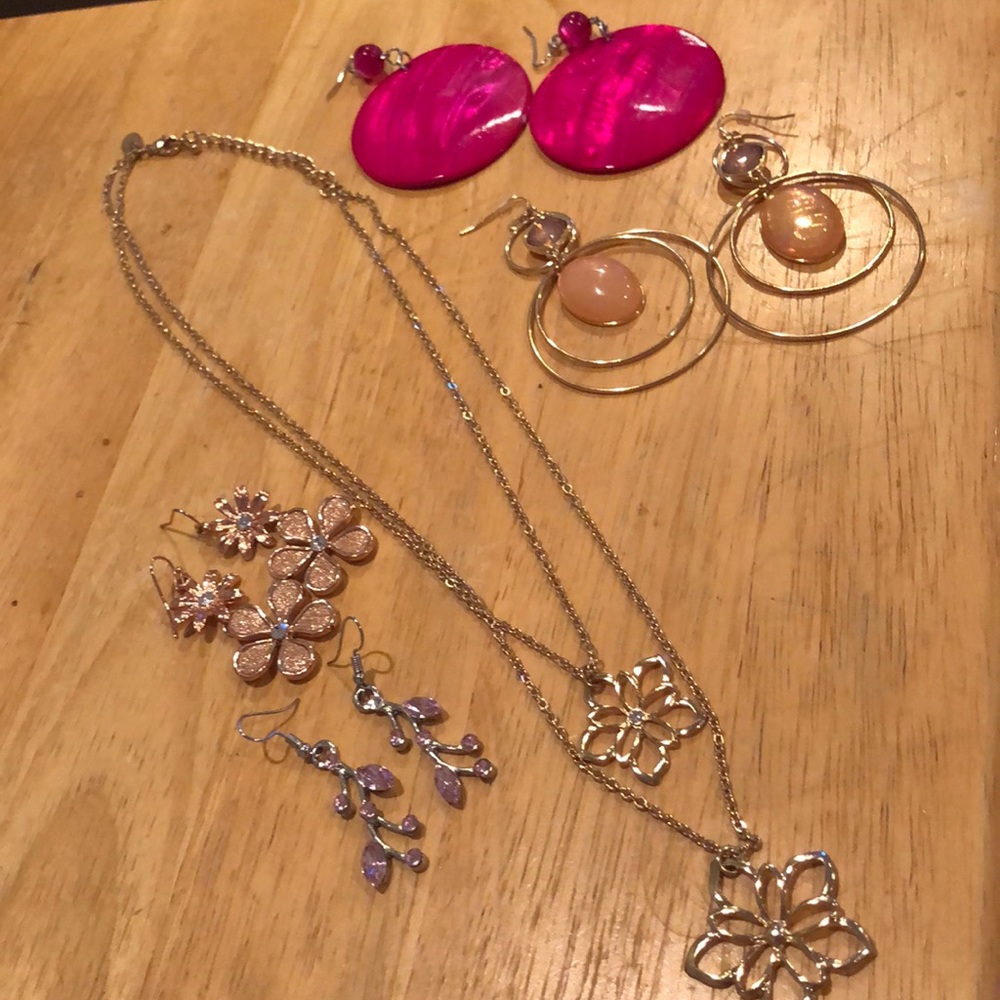 🚨 PRICE IS FIRM 🚨💕 necklace and earrings 💕bundle — GENTLY USED!